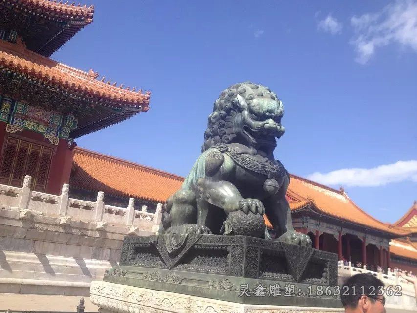 南昌踩球狮子校园景观铜雕