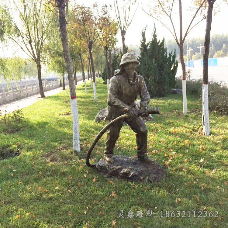 南昌喷水消防员公园人物铜雕