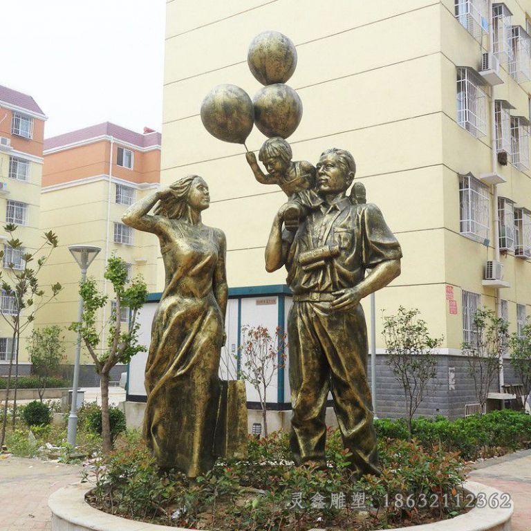 宜春一家三口广场人物铜雕