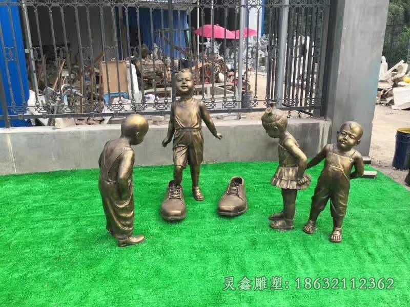萍乡小孩穿大鞋嬉戏城市铜雕