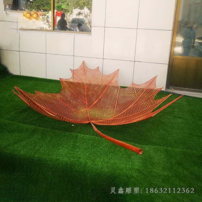 草坪不锈钢镂空枫叶雕塑 (3)