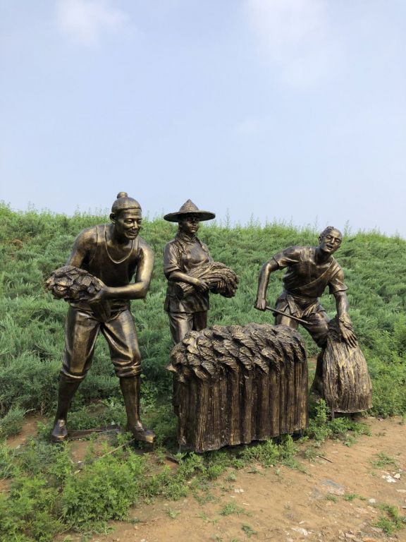 割稻子人物城市景观铜雕 (10)
