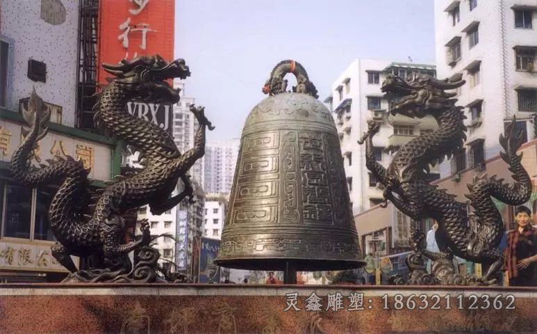 铜钟雕塑，广场双龙铜雕