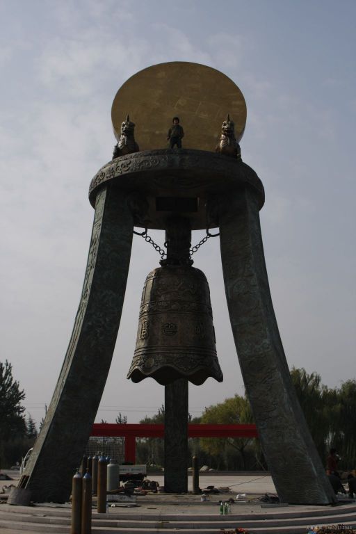 铜钟雕塑，广场铜钟雕塑