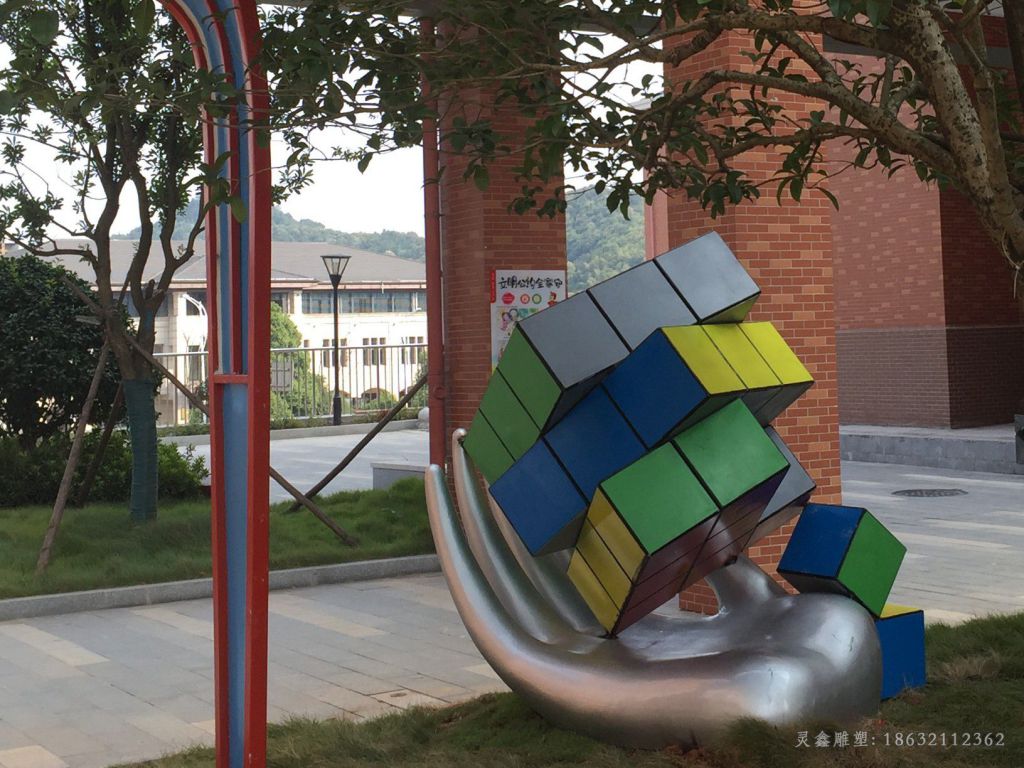 九江不锈钢彩绘魔方景观雕塑