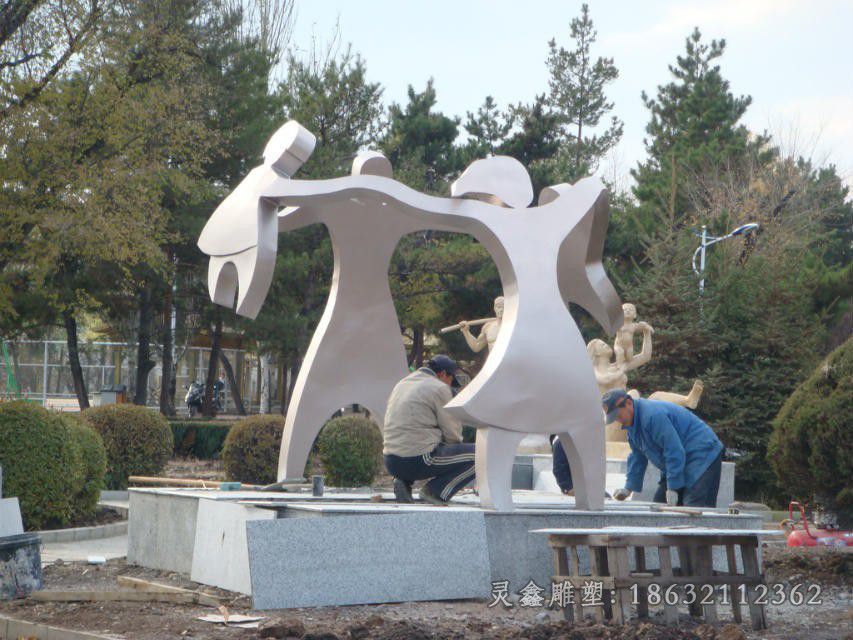 吉安不锈钢快乐一家人景观雕塑