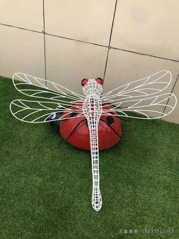 不锈钢镂空蜻蜓雕塑