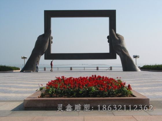 不锈钢手拿相框雕塑，景观不锈钢雕塑 (1)