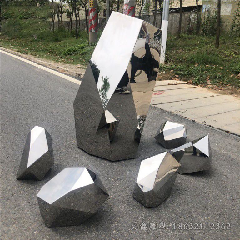 镜面不锈钢石块雕塑
