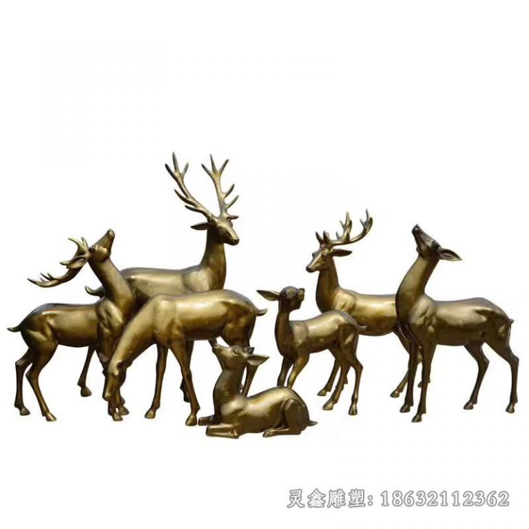 黄铜色鹿群雕塑