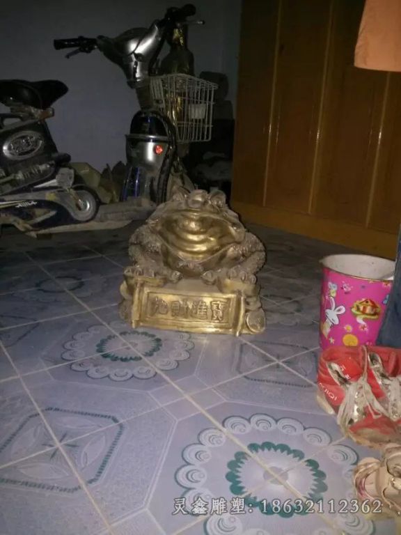 宜春展翅金蟾标志景观铜雕