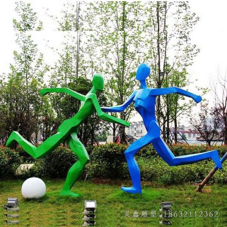 赣州彩绘不锈钢踢足球雕塑