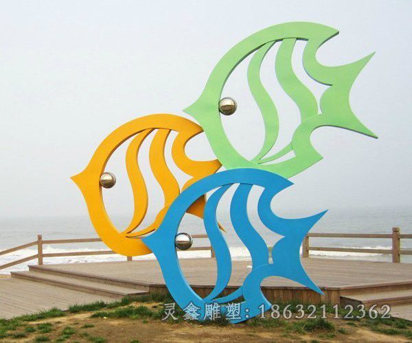 不锈钢彩绘鱼别墅雕塑
