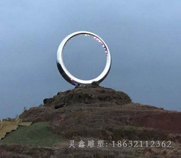 不锈钢镜面圆城市雕塑