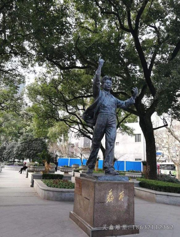 聂耳城市景观铜雕