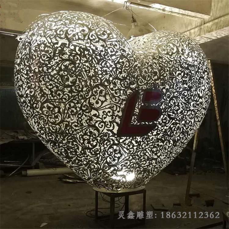 不锈钢街边爱心景观雕塑
