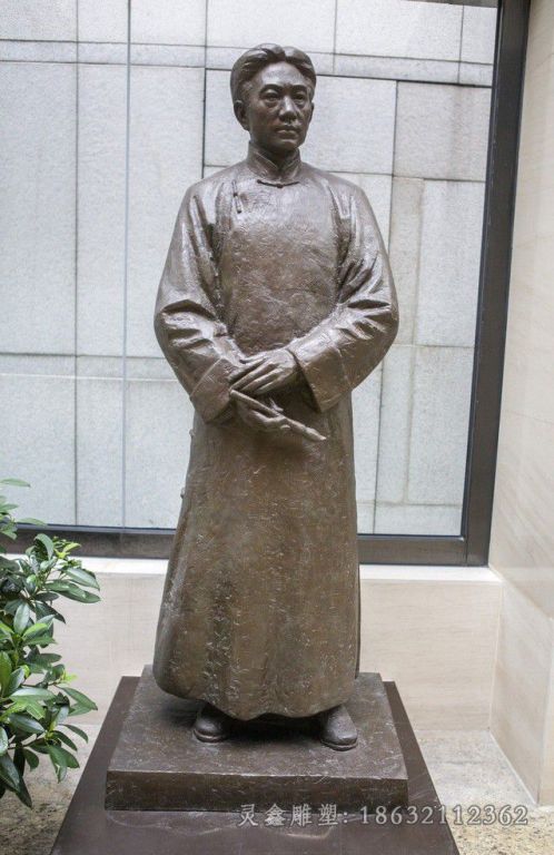 徐悲鸿广场人物铜雕
