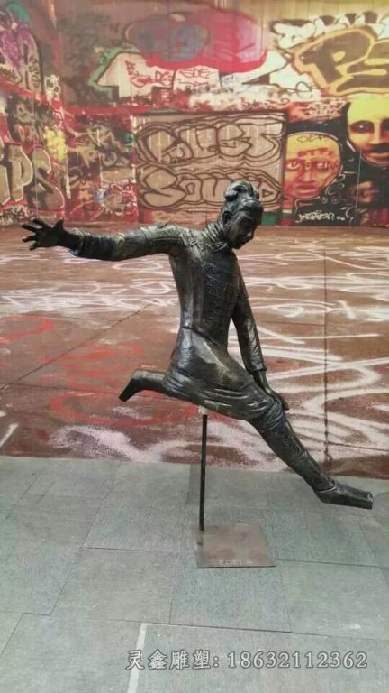 兵马俑景区抽象人物铜雕