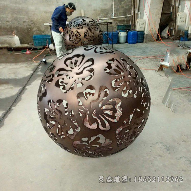 不锈钢抽象镂空球街边雕塑