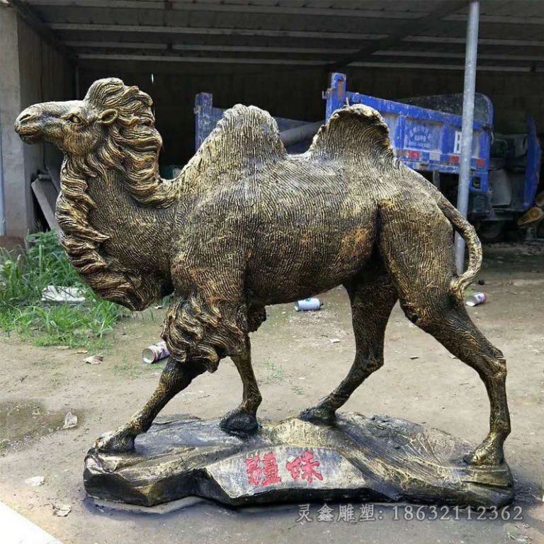 双峰骆驼城市动物铜雕