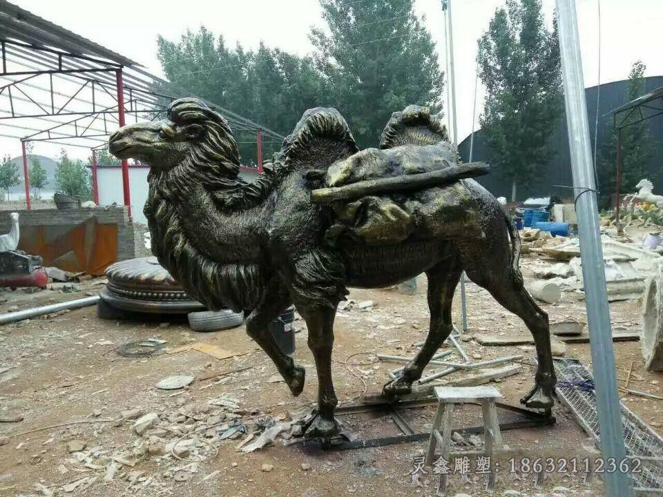 双峰骆驼街边动物铜雕