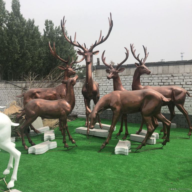 群鹿商场景观铜雕