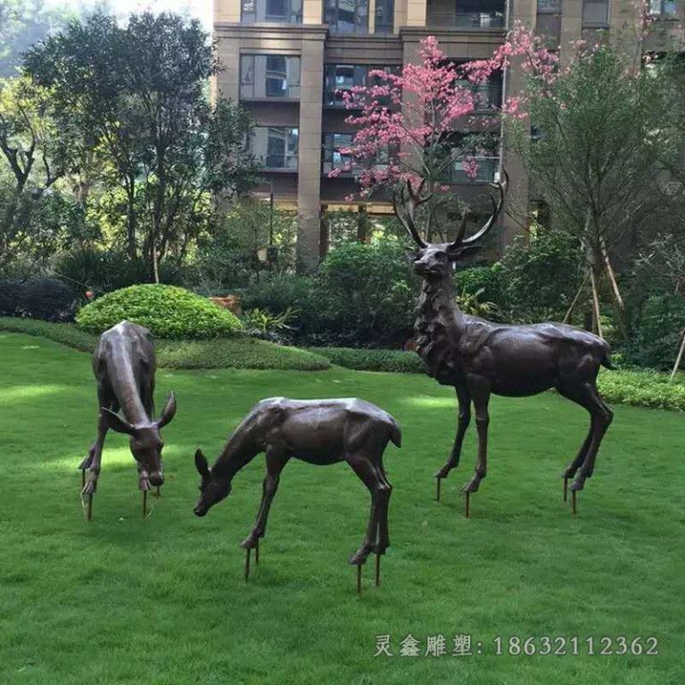 一家三口小鹿景区铜雕