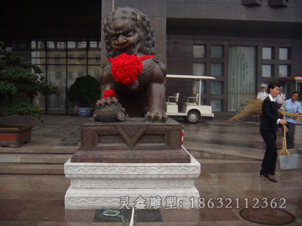 踩球狮子景区动物铜雕