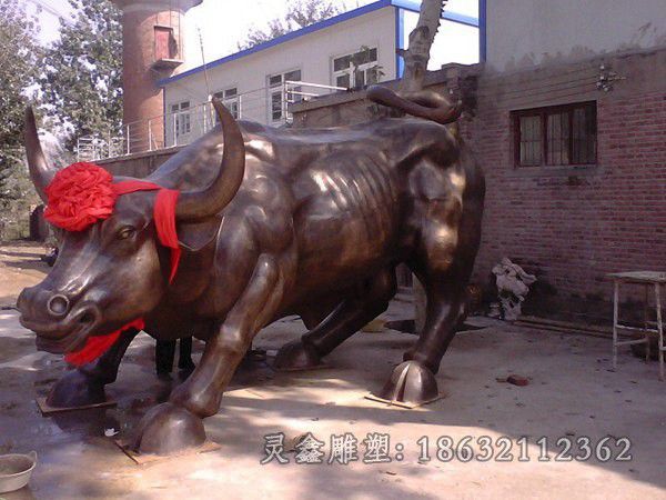 抽象牛街边动物铜雕
