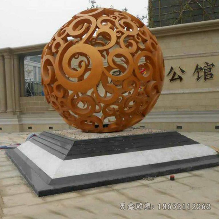 不锈钢金色镂空球别墅雕塑