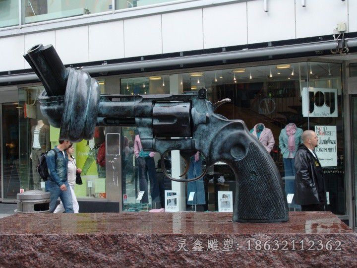 打结手枪广场纪念铜雕