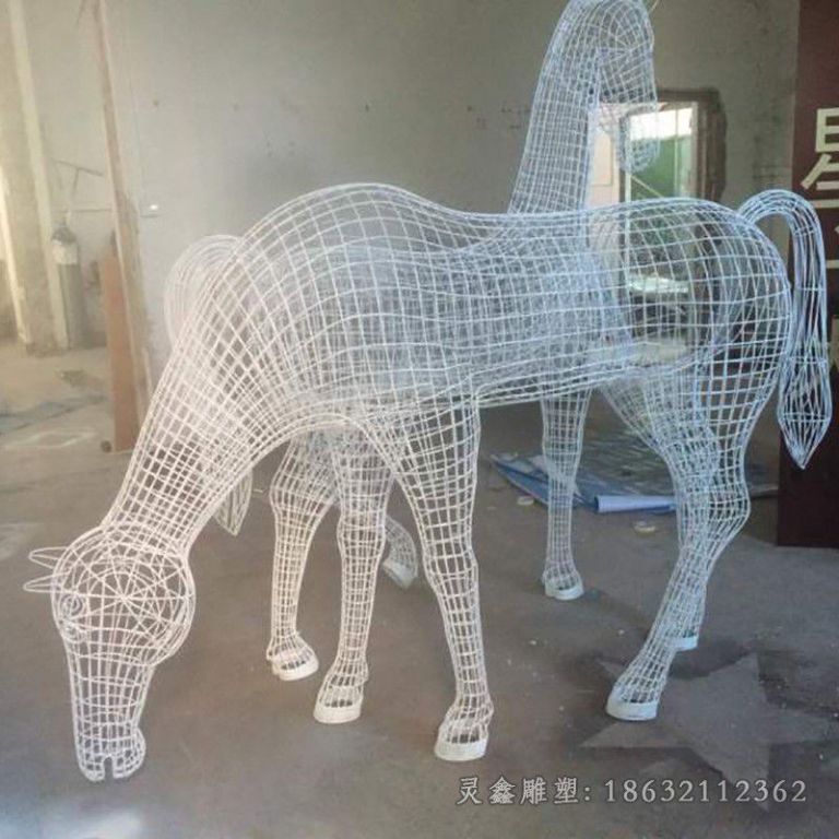 不锈钢低头镂空鹿雕塑