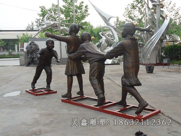 老鹰抓小鸡公园小孩铜雕