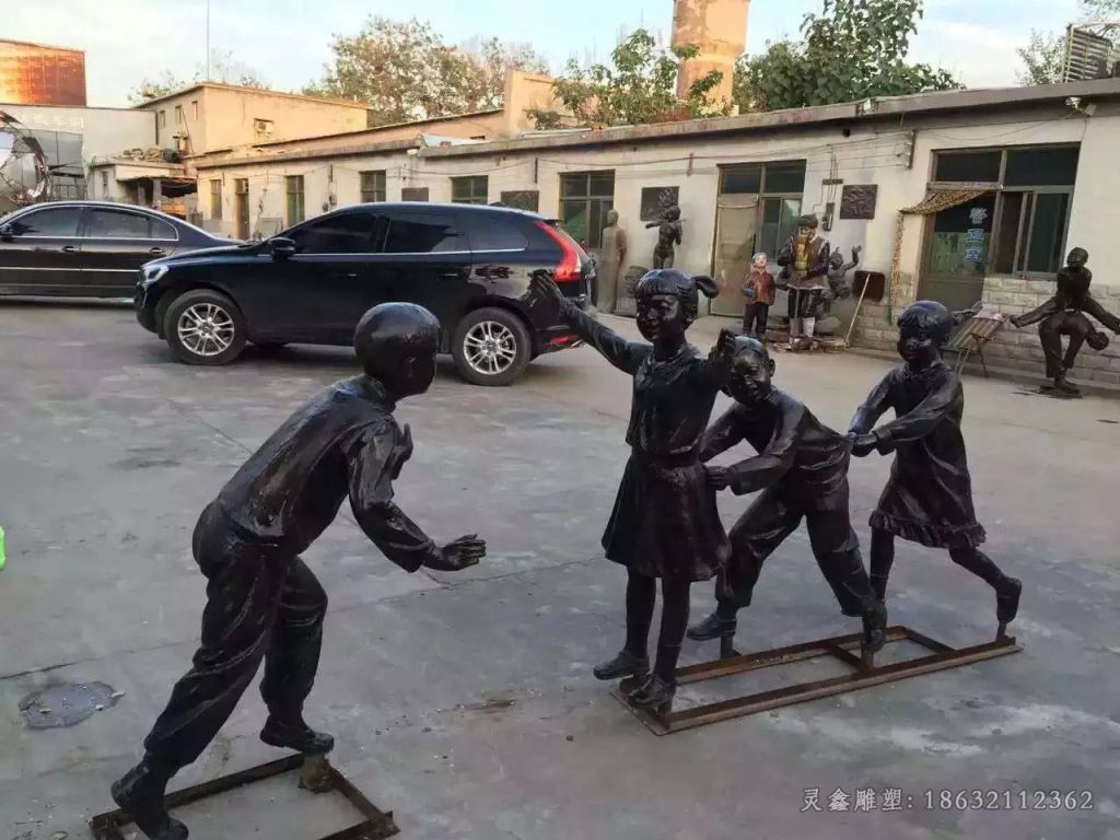 老鹰抓小鸡广场人物铜雕
