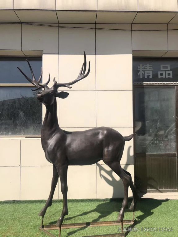 抬头叉角鹿园林铜雕