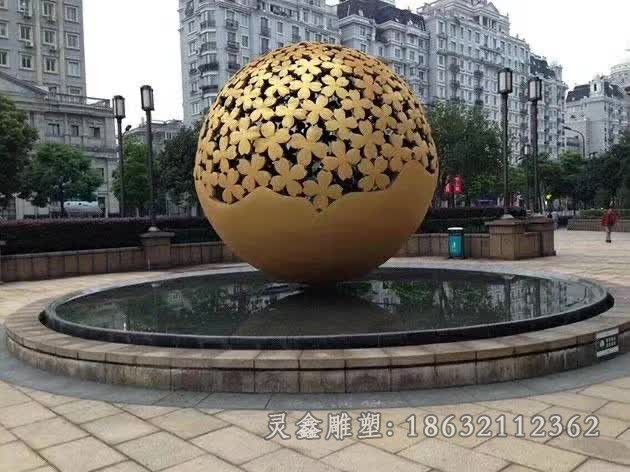 不锈钢花朵镂空球雕塑