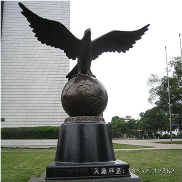 雄鹰展翅公园动物铜雕