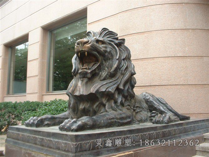 趴姿狮子动物公园铜雕