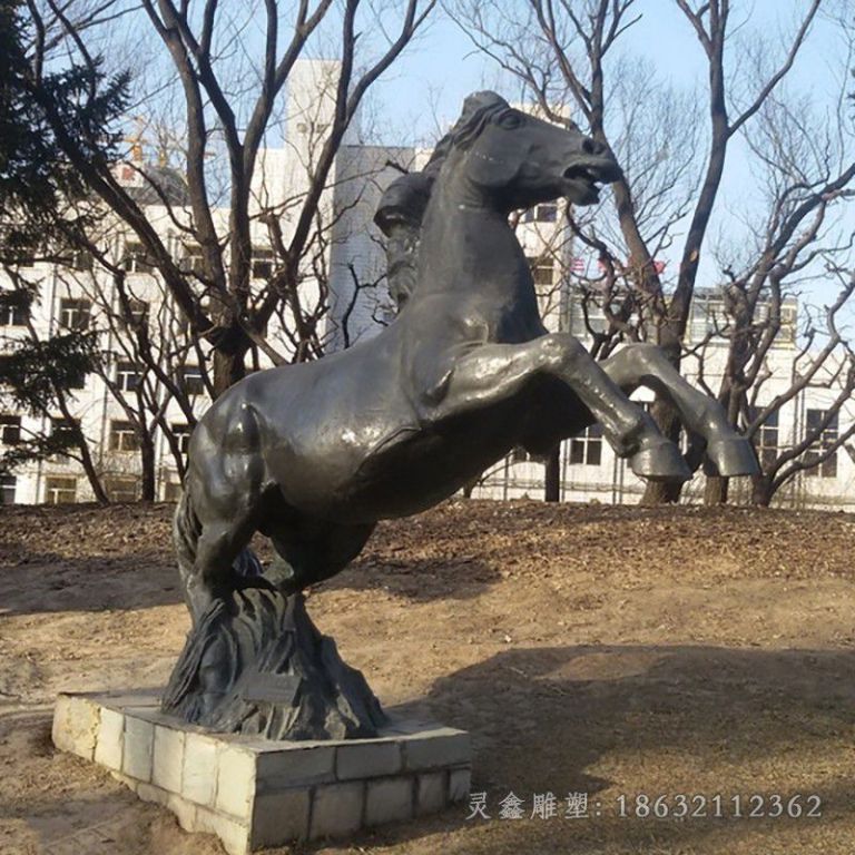 抬腿奔跑马城市铜雕