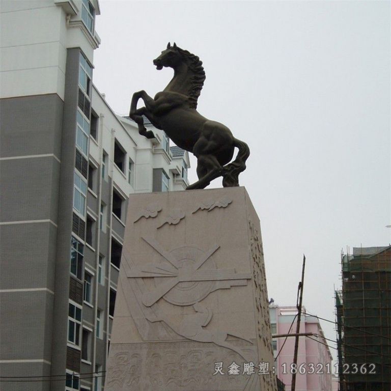 抬腿奔跑马广场铜雕