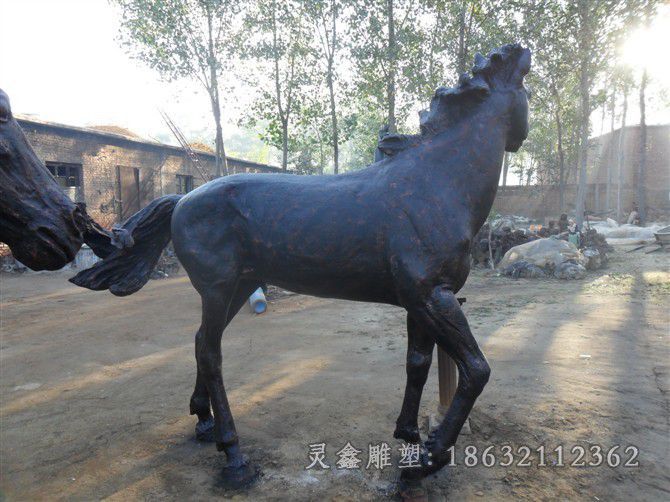 站姿马园林景观铜雕