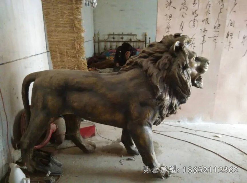 站姿狮子校园景观铜雕