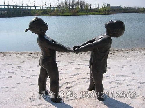 儿童嬉戏海边人物铜雕