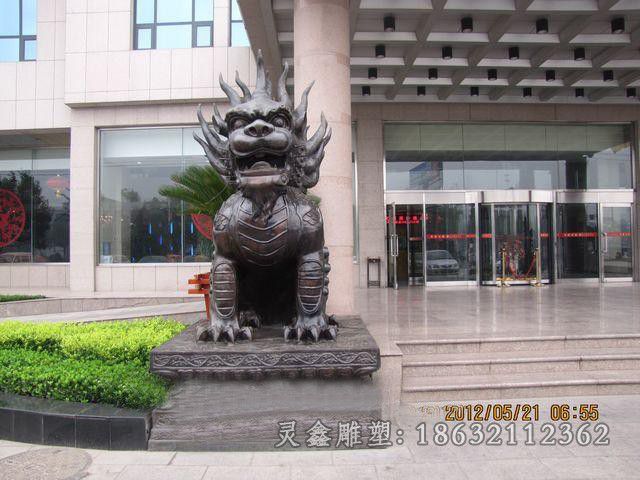坐姿麒麟街边景观铜雕