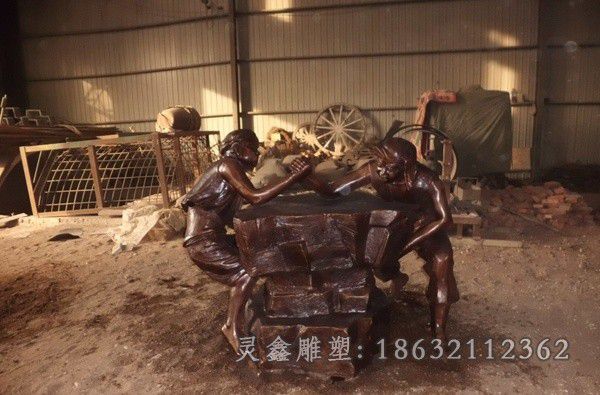 儿童掰手腕嬉戏城市铜雕