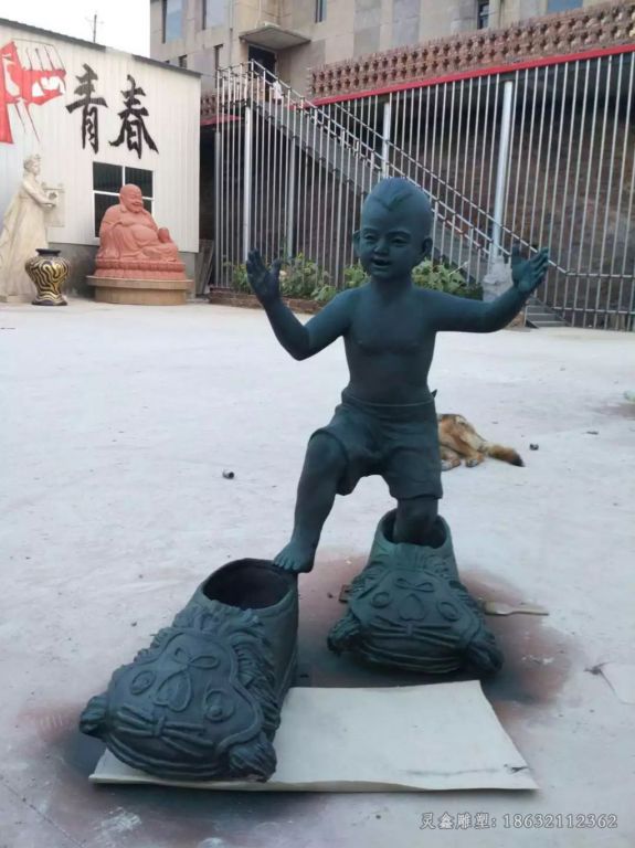 小孩穿大鞋嬉戏人物铜雕