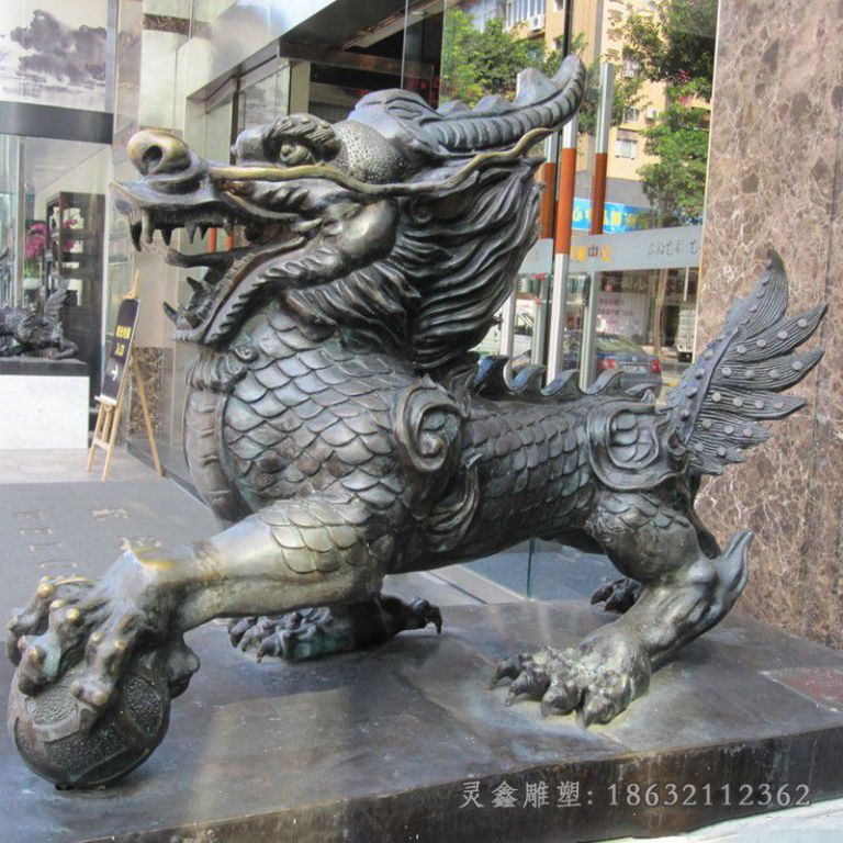 踩球麒麟小区景观铜雕