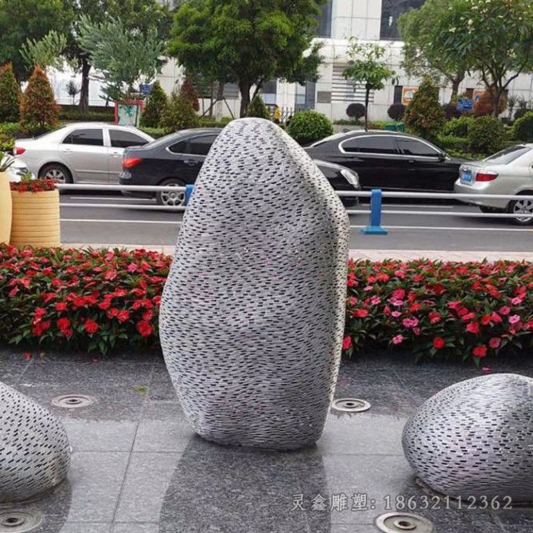 不锈钢镂空石头广场雕塑