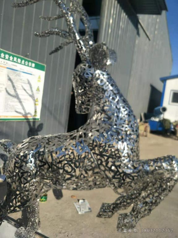镜面不锈钢镂空鹿雕塑