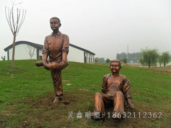 儿童嬉戏撞拐城市铜雕